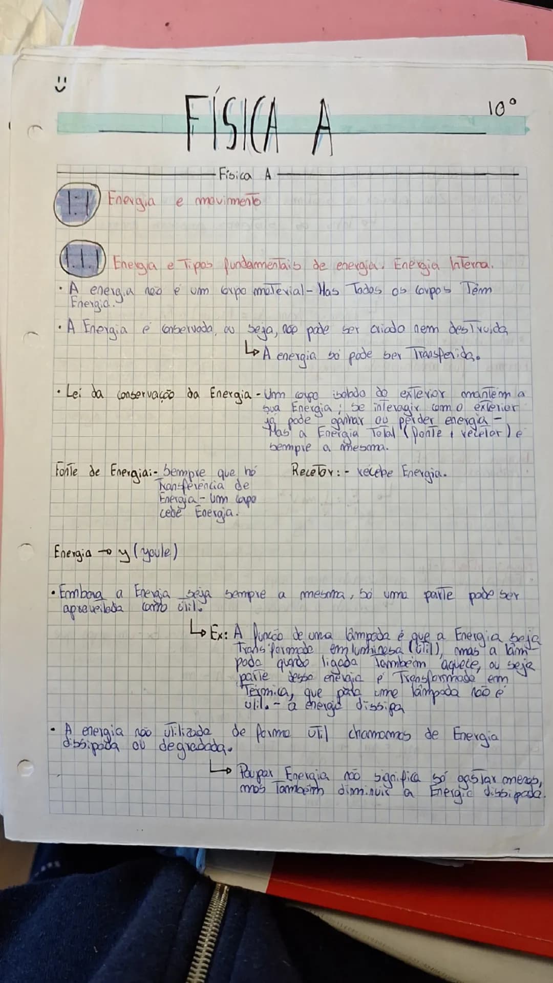 1: Energia
FISICA A
Fisica A
e mavimento
10°
(1.1.1) Energia e Tipos fundamentais de energia. Energia laterna.
• Aneenergiu neo e um cxpo ma