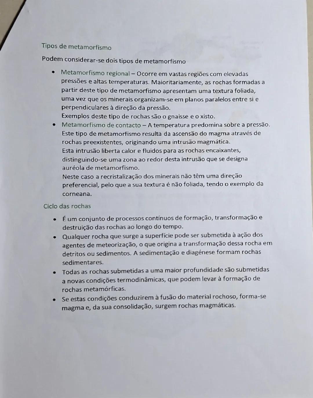 Tipos de Rochas e Ciclo das Rochas
Rocha
• É um agregado natural formado por um ou mais minerais.
• As rochas são materiais da Terra estudad