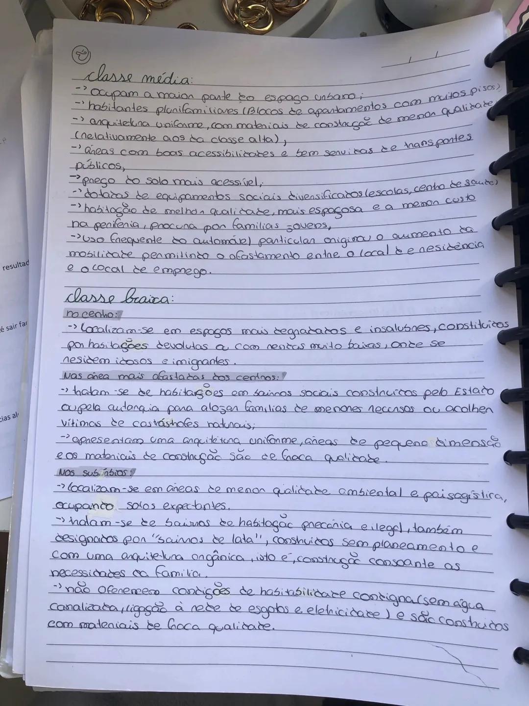 classe média:
- Ocupam a maior parte do espaço urbano
- habitantes plurifamiliaves (Blocos de apartamentos com muitos pisos)
- arquitetura u