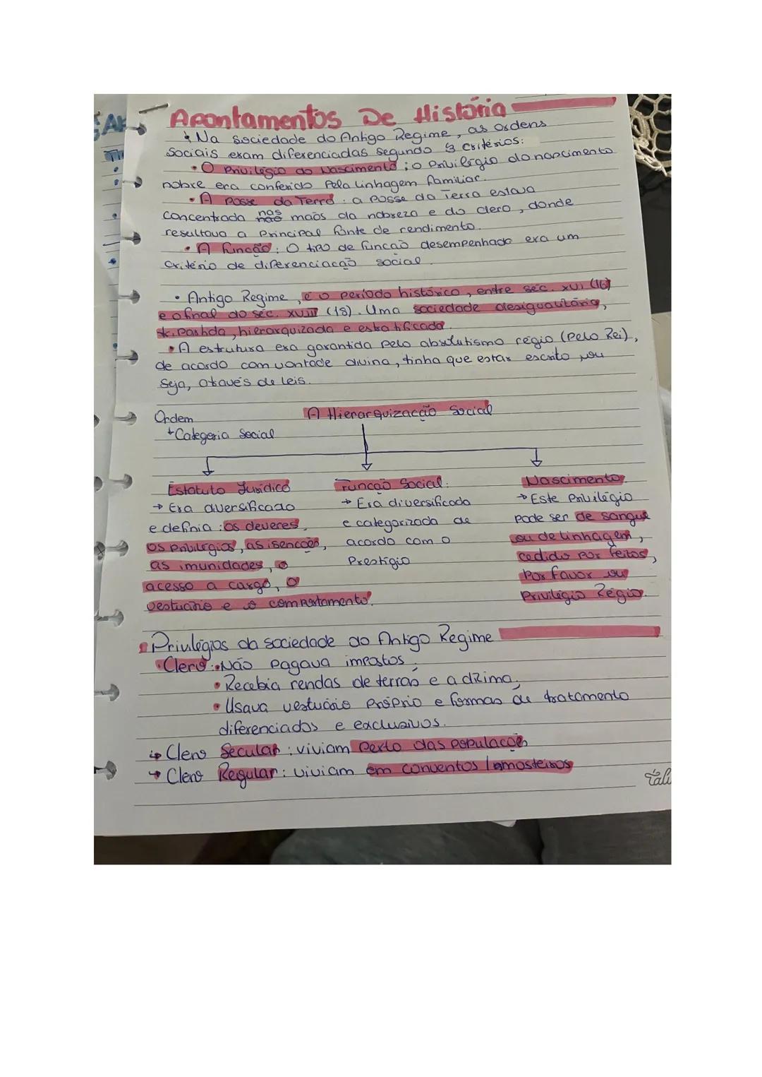 ## Anotamentos De História
* Na sociedade do Antigo Regime, as ordens sociais eram diferenciadas segundo 3 critérios:
* **O privilégio do