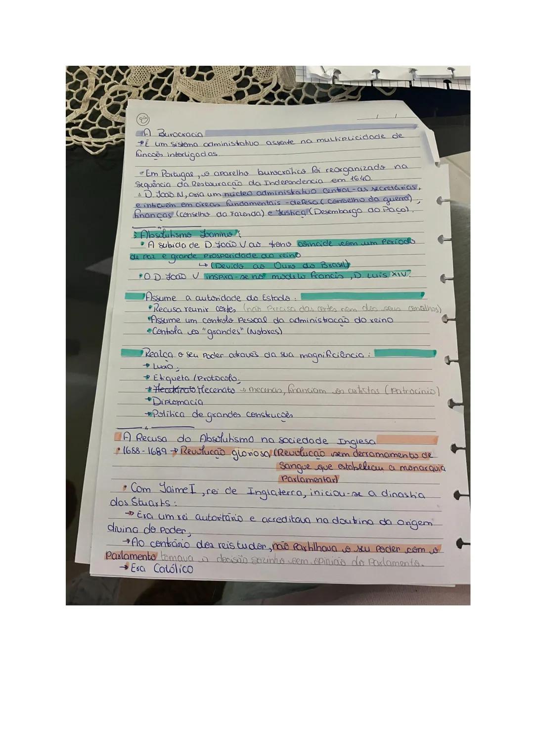 ## Anotamentos De História
* Na sociedade do Antigo Regime, as ordens sociais eram diferenciadas segundo 3 critérios:
* **O privilégio do